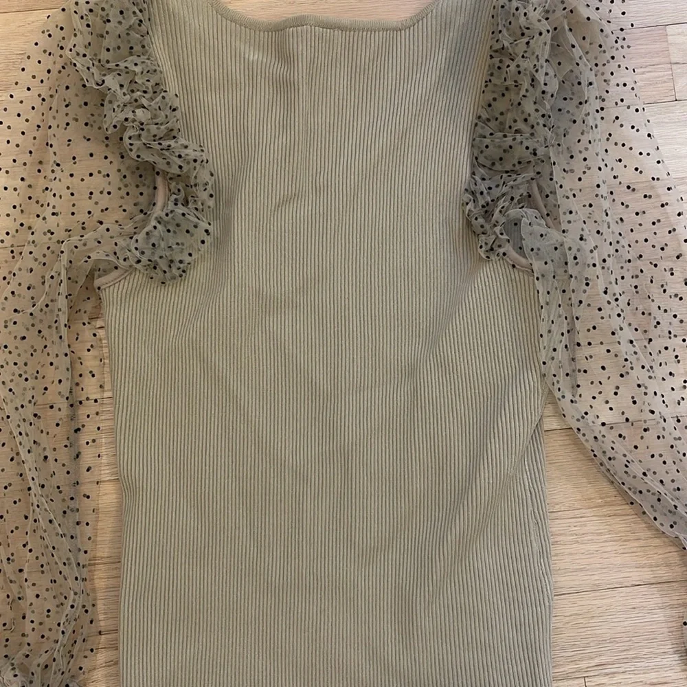 Anthropologie Dolan beige Ruffled Blouse size S
Bought at anthro store - Picture 9 of 14